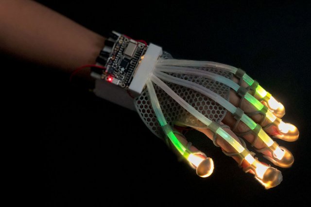 Stretchable Skin Sensor Will Help You Touch Things In VR - SurgeZirc France
