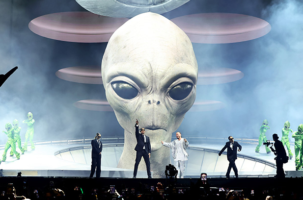 Will Smith Shocks Coachella Attendees With Surprise 'Men In Black' Performance - SurgeZirc FR